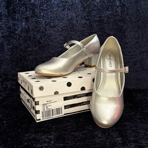 Girls Nine West Silver Dress Shoes Size 3.5 in original box